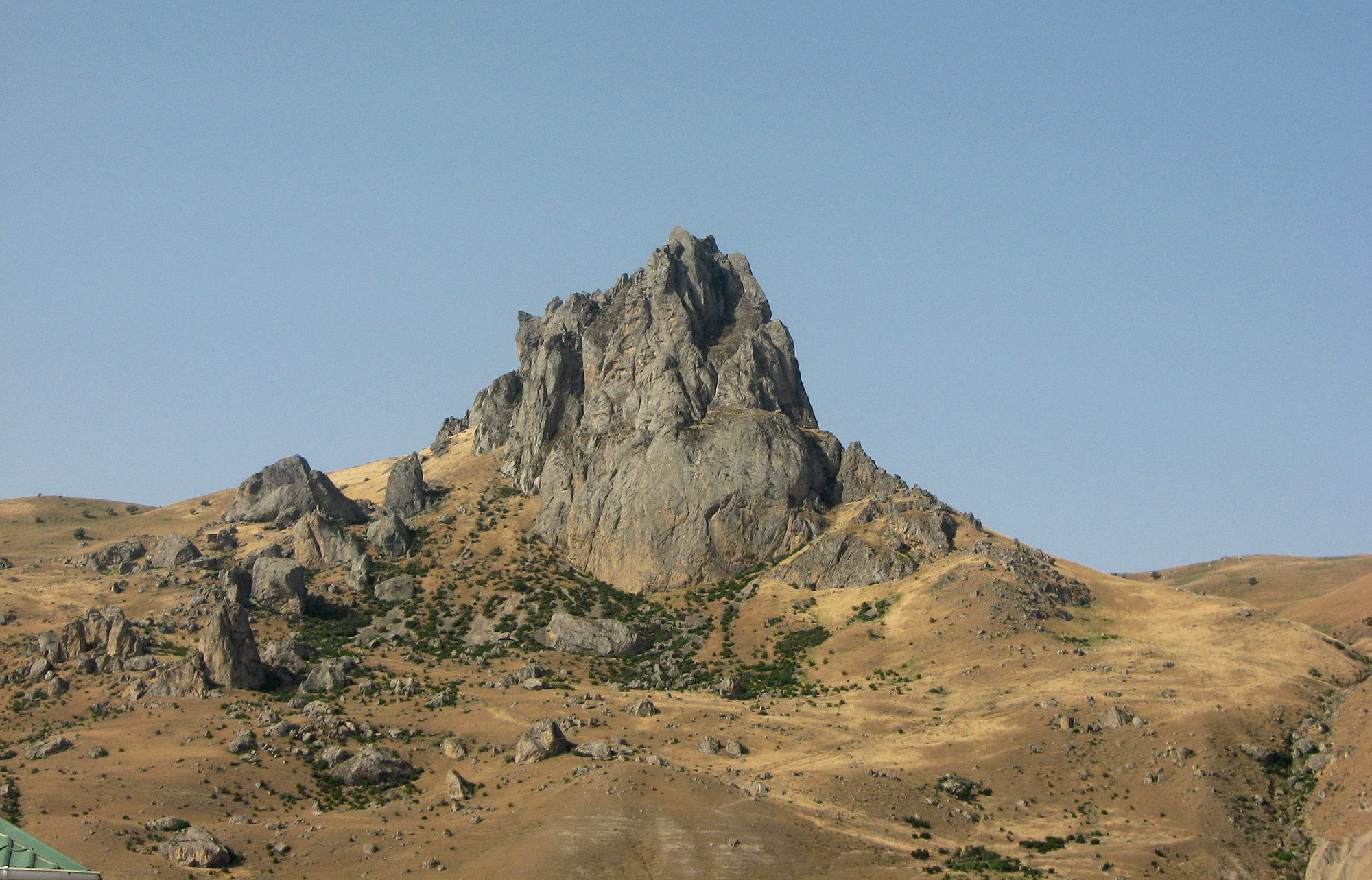 Beshbarmaq mount, Siazan (Siyəzən, Сиазань) (Photo license: CC BY-SA 3.0)